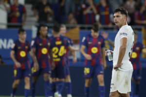 El defensa del Valencia César Tárrega, tras el quinto gol del Barcelona, durante el partido de la jornada 4 de LaLiga EA Sports, que disputaron Barcelona y Valencia en el estadi Johan Cruyff en Barcelona.-EFE/Toni Albir