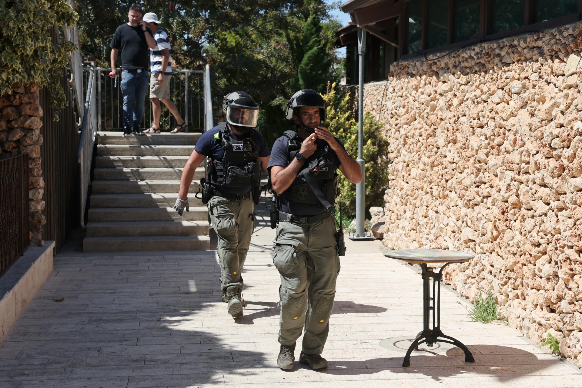 La policía israelí en el kibutz Tzova, localizado cerca de Jerusalén. EFE/EPA/ABIR SULTAN