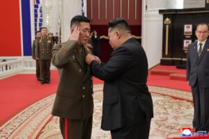 Una foto sin fecha publicada por la Agencia Central de Noticias de Corea (KCNA) muestra al líder norcoreano Kim Jong Un (D) fijando una medalla 'Héroe de la RPDC' en el uniforme de un soldado durante una ceremonia para otorgar condecoraciones estatales a comandantes y combatientes desplegados en operaciones en el extranjero no especificadas, en Pyongyang, Corea del Norte (emitida el 22 de agosto de 2025). Según KCNA, Kim otorgó condecoraciones estatales, incluidas el título de Héroe de la RPDC, a comandantes militares y mártires, y se reunió con familias en duelo para ofrecer condolencias. EFE/EPA/KCNA USO EDITORIAL SÓLO
Pyongyang (Corea, República Popular Democrática de Corea), 22/08/2025.- Una foto sin fecha publicada por la Agencia Central de Noticias de Corea (KCNA) muestra al líder norcoreano Kim Jong Un (R) colocando una medalla 'Medalla de Héroe de la RPDC' en el uniforme de un soldado durante una ceremonia para otorgar condecoraciones estatales a comandantes y combatientes desplegados en operaciones en el extranjero no especificadas, en Pyongyang, Corea del Norte (emitida el 22 de agosto de 2025). Según KCNA, Kim otorgó condecoraciones estatales, incluidas el título de Héroe de la RPDC, a comandantes militares y mártires, y se reunió con familias de los fallecidos para ofrecer condolencias. EFE/EPA/KCNA USO EDITORIAL SÓLO ////////// Pyongyang (República Popular Democrática de Corea), 22/08/2025.- Una foto sin fecha publicada por la Agencia Central de Noticias de Corea (KCNA) muestra al líder norcoreano Kim Jong Un (D) fijando una medalla 'Heroe de la RPDC' en el uniforme de un soldado durante una ceremonia para otorgar condecoraciones estatales a comandantes y combatientes desplegados en operaciones en el extranjero no especificadas, en Pyongyang, Corea del Norte (emitida el 22 de agosto de 2025). Según KCNA, Kim otorgó condecoraciones estatales, incluidas el título de Heroe de la RPDC, a comandantes militares y mártires, y se reunió con familias en duelo para ofrecer condolencias. EFE/EPA/KCNA USO EDITORIAL SÓLO ////////// Pyongyang (Korea, Democratic People's Republic Of), 22/08/2025.- An undated photo released by the official Korean Central News Agency (KCNA) shows North Korean leader Kim Jong Un (R) fixing a 'DPRK Hero Medal' medal onto a soldier's uniform during a ceremony to award state commendations to commanders and combatants deployed in unspecified overseas operations, in Pyongyang, North Korea (issued 22 August 2025). According to KCNA, Kim conferred state commendations, including the title of DPRK Hero, to military commanders and martyrs, and met with bereaved families to offer condolences. EFE/EPA/KCNA EDITORIAL USE ONLY