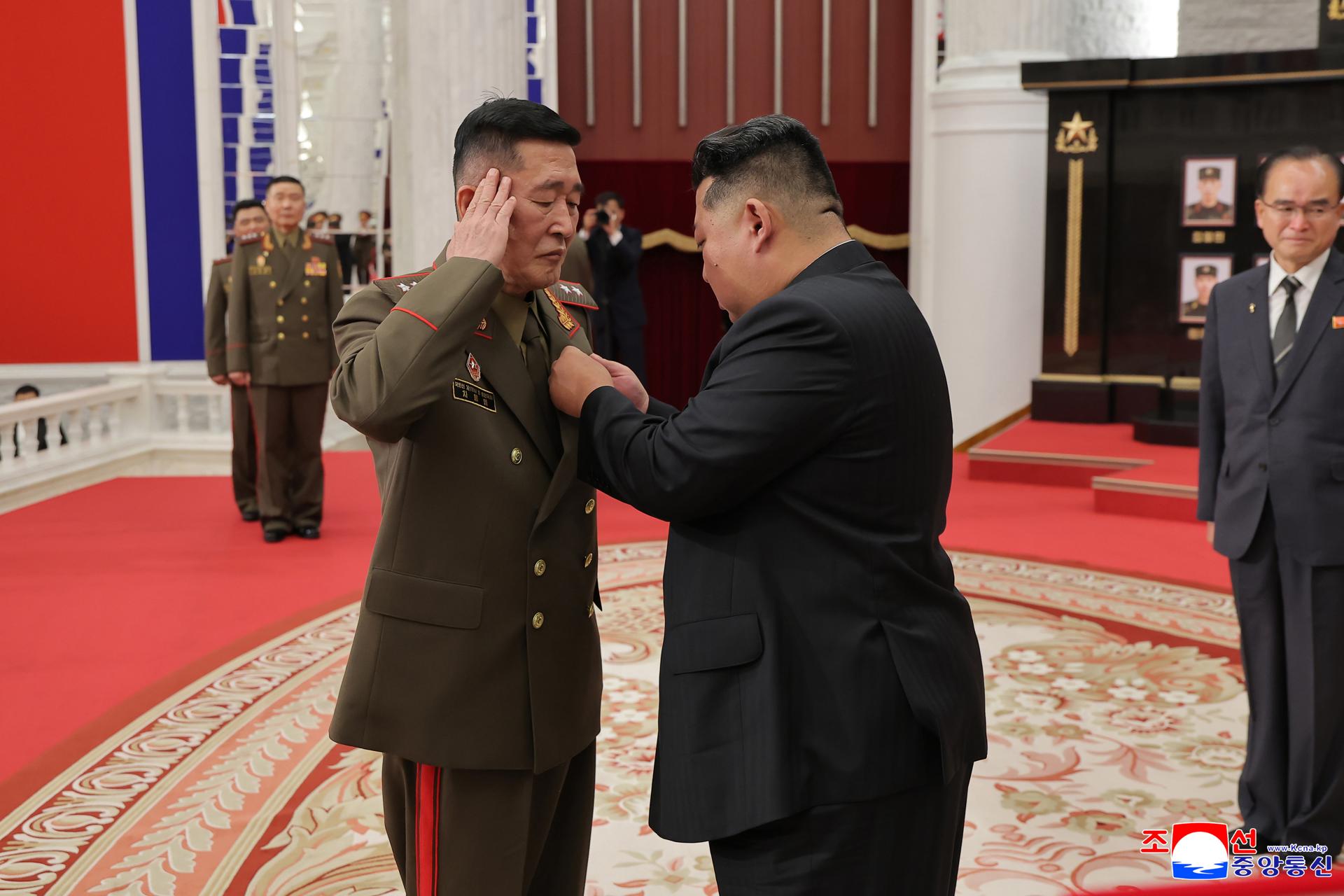 Una foto sin fecha publicada por la Agencia Central de Noticias de Corea (KCNA) muestra al líder norcoreano Kim Jong Un (D) fijando una medalla 'Héroe de la RPDC' en el uniforme de un soldado durante una ceremonia para otorgar condecoraciones estatales a comandantes y combatientes desplegados en operaciones en el extranjero no especificadas, en Pyongyang, Corea del Norte (emitida el 22 de agosto de 2025). Según KCNA, Kim otorgó condecoraciones estatales, incluidas el título de Héroe de la RPDC, a comandantes militares y mártires, y se reunió con familias en duelo para ofrecer condolencias. EFE/EPA/KCNA USO EDITORIAL SÓLO
Pyongyang (Corea, República Popular Democrática de Corea), 22/08/2025.- Una foto sin fecha publicada por la Agencia Central de Noticias de Corea (KCNA) muestra al líder norcoreano Kim Jong Un (R) colocando una medalla 'Medalla de Héroe de la RPDC' en el uniforme de un soldado durante una ceremonia para otorgar condecoraciones estatales a comandantes y combatientes desplegados en operaciones en el extranjero no especificadas, en Pyongyang, Corea del Norte (emitida el 22 de agosto de 2025). Según KCNA, Kim otorgó condecoraciones estatales, incluidas el título de Héroe de la RPDC, a comandantes militares y mártires, y se reunió con familias de los fallecidos para ofrecer condolencias. EFE/EPA/KCNA USO EDITORIAL SÓLO ////////// Pyongyang (República Popular Democrática de Corea), 22/08/2025.- Una foto sin fecha publicada por la Agencia Central de Noticias de Corea (KCNA) muestra al líder norcoreano Kim Jong Un (D) fijando una medalla 'Heroe de la RPDC' en el uniforme de un soldado durante una ceremonia para otorgar condecoraciones estatales a comandantes y combatientes desplegados en operaciones en el extranjero no especificadas, en Pyongyang, Corea del Norte (emitida el 22 de agosto de 2025). Según KCNA, Kim otorgó condecoraciones estatales, incluidas el título de Heroe de la RPDC, a comandantes militares y mártires, y se reunió con familias en duelo para ofrecer condolencias. EFE/EPA/KCNA USO EDITORIAL SÓLO ////////// Pyongyang (Korea, Democratic People's Republic Of), 22/08/2025.- An undated photo released by the official Korean Central News Agency (KCNA) shows North Korean leader Kim Jong Un (R) fixing a 'DPRK Hero Medal' medal onto a soldier's uniform during a ceremony to award state commendations to commanders and combatants deployed in unspecified overseas operations, in Pyongyang, North Korea (issued 22 August 2025). According to KCNA, Kim conferred state commendations, including the title of DPRK Hero, to military commanders and martyrs, and met with bereaved families to offer condolences. EFE/EPA/KCNA EDITORIAL USE ONLY