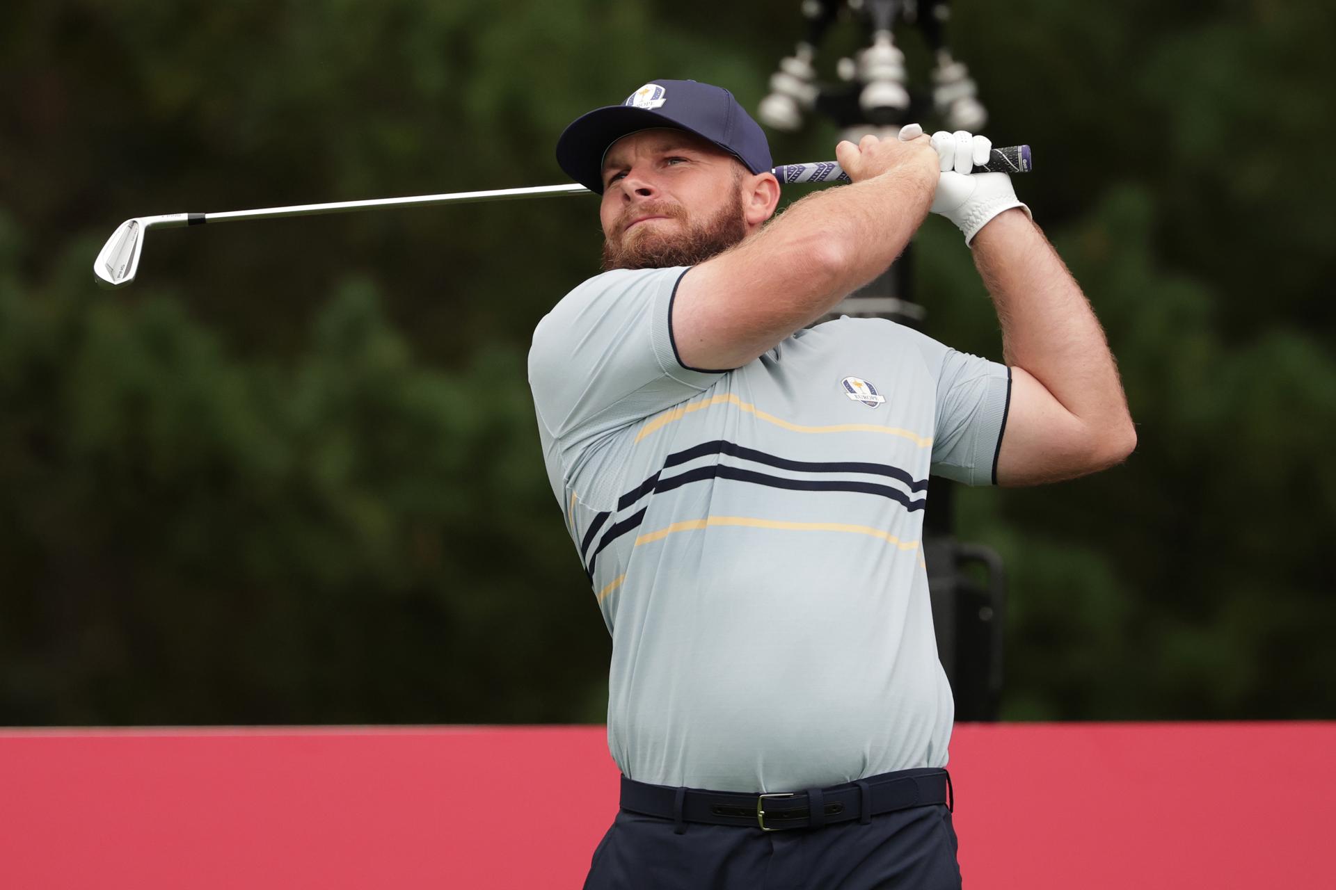 Tyrrell Hatton, de Europa, saca en el séptimo 'tee' durante los partidos de 'foursomes' de este viernes de la Ryder Cup de golf 2025. EFE/EPA/CRISTOBAL HERRERA-ULASHKEVICH
