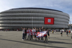 Aficionados del Arsenal este martes en el estadio de San Mamés, donde se disputará el primer partido de la fase de liga de la Liga de Campeones entre el Athletic Club y el Arsenal.- EFE/. EFE/ Luis Tejido