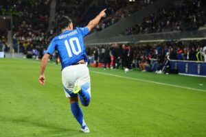 El delantero italiano del Atlético de Madrid Giacomo Raspadori celebra tras marcar el 3-0 ante Estonia, en partido de la fase de clasificación del Mundial 2026. EFE/EPA/MICHELE MARAVIGLIA