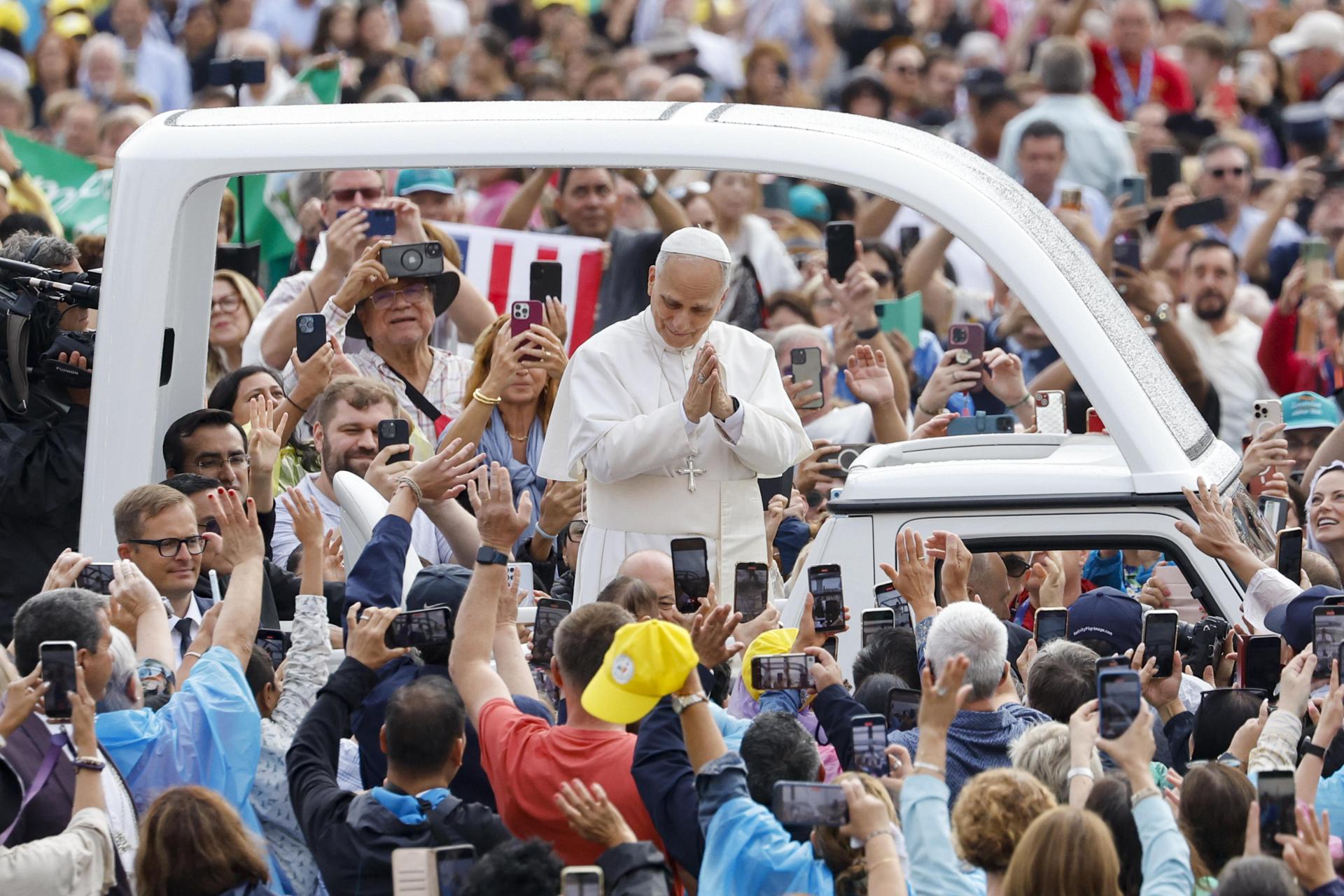 El papa León XIV saluda a los fieles a su llegada para su audiencia general semanal en la Plaza de San Pedro, en la Ciudad del Vaticano, el 10 de septiembre de 2025. EFE/EPA/FABIO FRUSTACI