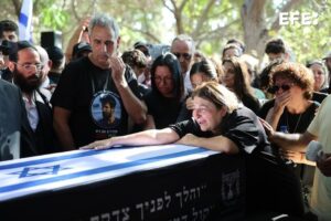 Petah Tikva (Israel), 01/09/2025.- Mother Dalit mourns over the coffin of her son, Israeli hostage Idan Shtivi,in a cemetery in Kfar Ma'as near Petah Tikva, Israel, 01 September 2025. Idan Shtivi was taken hostage by Hamas on 07 October 2023, his body identified and released for burial September 01. Fourty-eight hostages remain in captivity in Gaza with approximately 26 of them confirmed dead. EFE/EPA/ABIR SULTAN