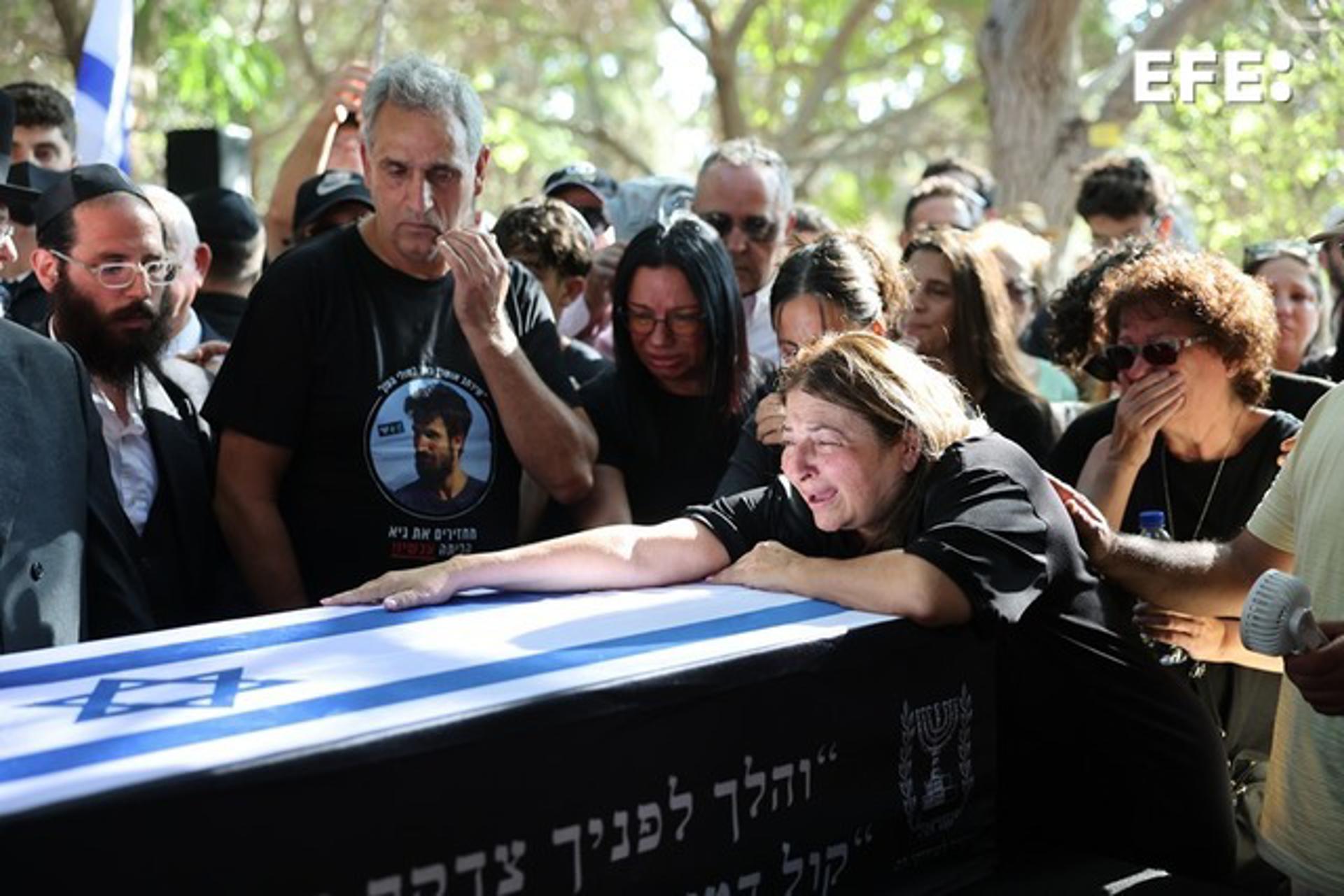 Petah Tikva (Israel), 01/09/2025.- Mother Dalit mourns over the coffin of her son, Israeli hostage Idan Shtivi,in a cemetery in Kfar Ma'as near Petah Tikva, Israel, 01 September 2025. Idan Shtivi was taken hostage by Hamas on 07 October 2023, his body identified and released for burial September 01. Fourty-eight hostages remain in captivity in Gaza with approximately 26 of them confirmed dead. EFE/EPA/ABIR SULTAN