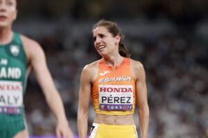 La atleta española Marta Perez tras la final de los 1500m de los Mundiales de Tokio 2025.) EFE/EPA/FRANCK ROBICHON