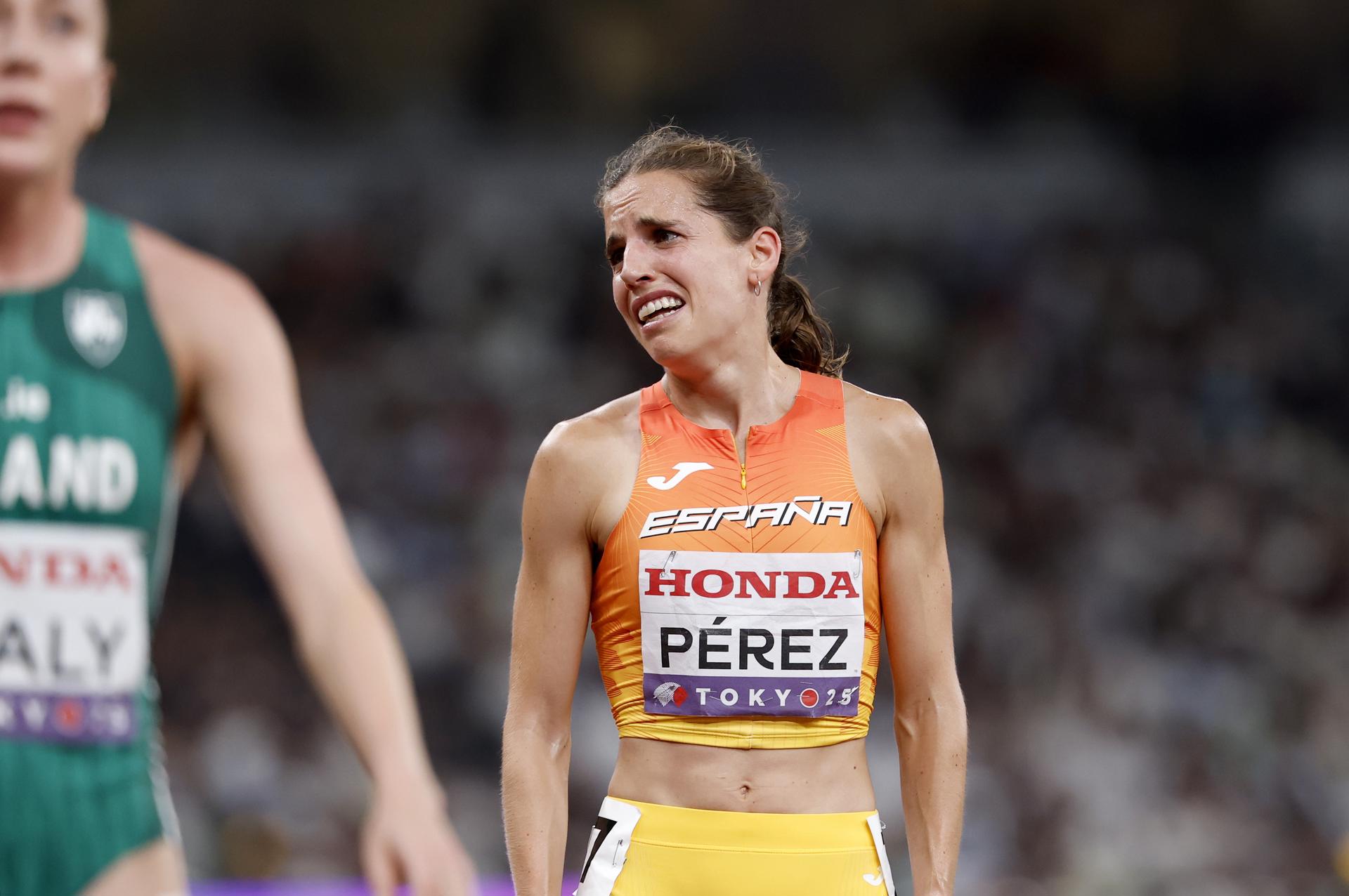 La atleta española Marta Perez tras la final de los 1500m de los Mundiales de Tokio 2025.) EFE/EPA/FRANCK ROBICHON