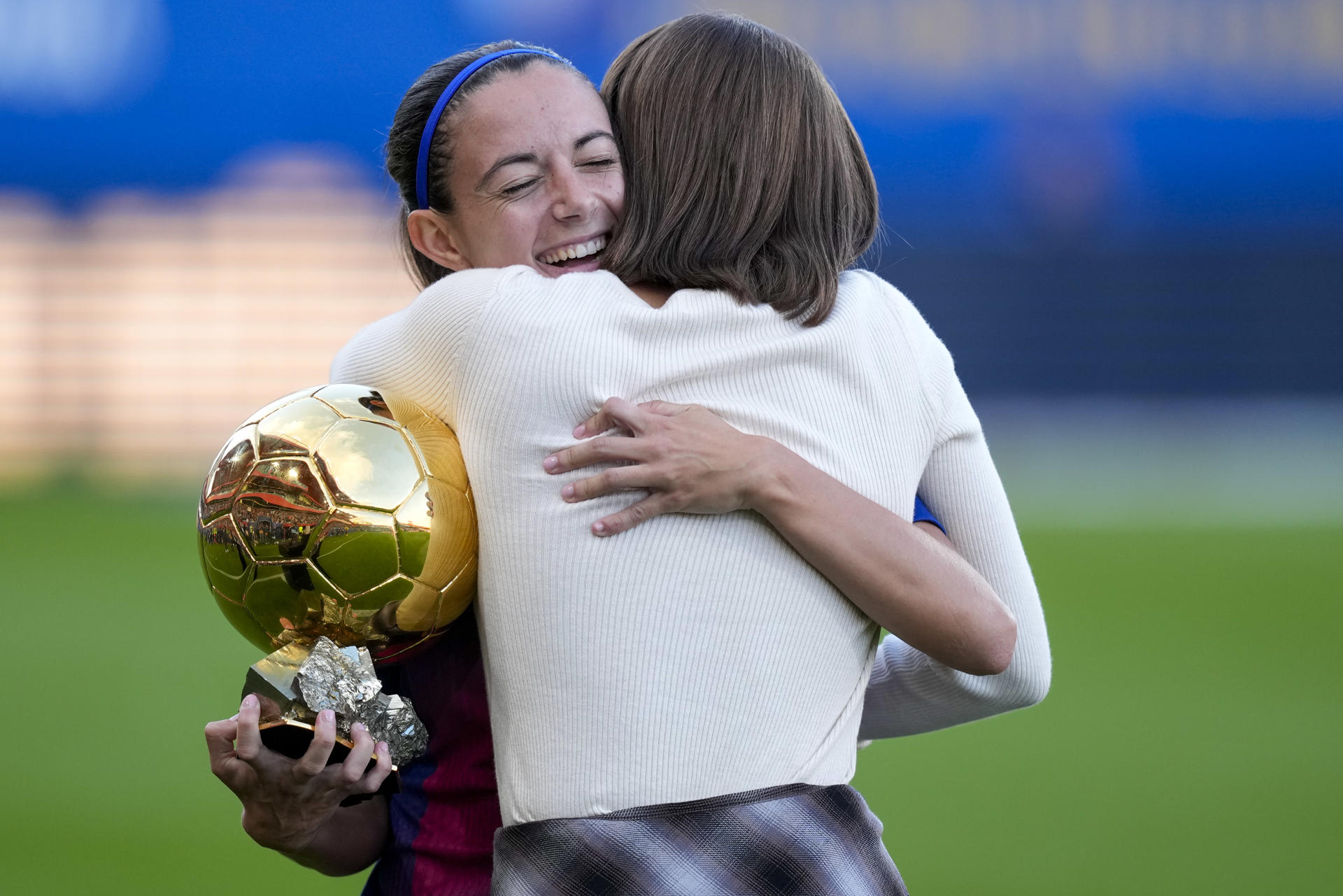 La centrocampista del FC Barcelona Aitana Bonmatí posa con el Balón de Oro este sábado, en el partido de la Liga F, entre el FC Barcelona F y el RCD Espanyol, en el Estadi Johan Cruyff de Sant Joan Despí en la provincia de Barcelona. EFE/ Enric Fontcuberta
