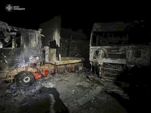 Foto facilitada por el servicio de prensa del Servicio de Emergencias del Estado (SES) de Ucrania muestra los daños en una empresa industrial tras un ataque ruso en Kyiv, Ucrania, el 08 de septiembre de 2025, en el contexto de la invasión rusa. El SES informó de que no hubo víctimas en el ataque ruso nocturno, que formó parte de un lanzamiento a gran escala de más de 140 drones en toda Ucrania. (Rusia, Ucrania, Kiev) EFE/EPA/STATE EMERGENCY SERVICE OF UKRAINE HANDOUT -- BEST QUALITY AVAILABLE -- MANDATORY CREDIT: STATE EMERGENCY SERVICE OF UKRAINE -- HANDOUT EDITORIAL USE ONLY/NO SALES