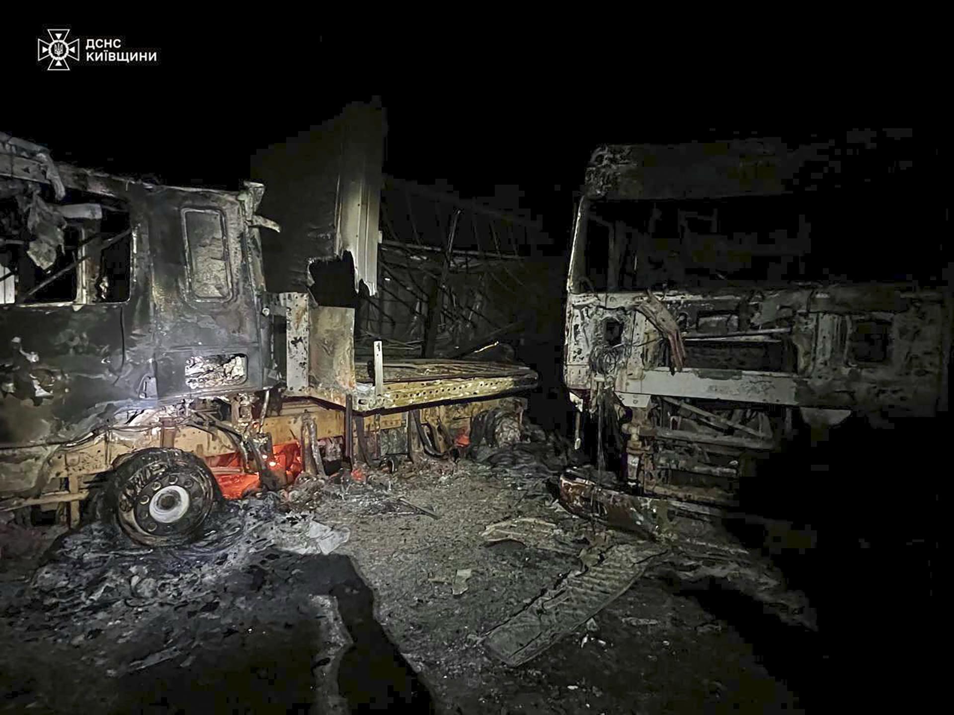 Foto facilitada por el servicio de prensa del Servicio de Emergencias del Estado (SES) de Ucrania muestra los daños en una empresa industrial tras un ataque ruso en Kyiv, Ucrania, el 08 de septiembre de 2025, en el contexto de la invasión rusa. El SES informó de que no hubo víctimas en el ataque ruso nocturno, que formó parte de un lanzamiento a gran escala de más de 140 drones en toda Ucrania. (Rusia, Ucrania, Kiev) EFE/EPA/STATE EMERGENCY SERVICE OF UKRAINE HANDOUT -- BEST QUALITY AVAILABLE -- MANDATORY CREDIT: STATE EMERGENCY SERVICE OF UKRAINE -- HANDOUT EDITORIAL USE ONLY/NO SALES