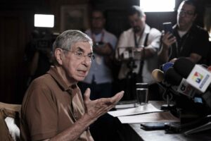El "narcisismo" del presidente de Estados Unidos, Donald Trump, lo lleva a "tratar mal" a cualquiera que discrepe con él, asegura el exmandatario costarricense y premio Nobel de la Paz Óscar Arias, que denuncia "los exabruptos y lenguaje hostil" del político norteamericano "contra todo aquel que no le elogie". EFE/Jeffrey Arguedas/Archivo