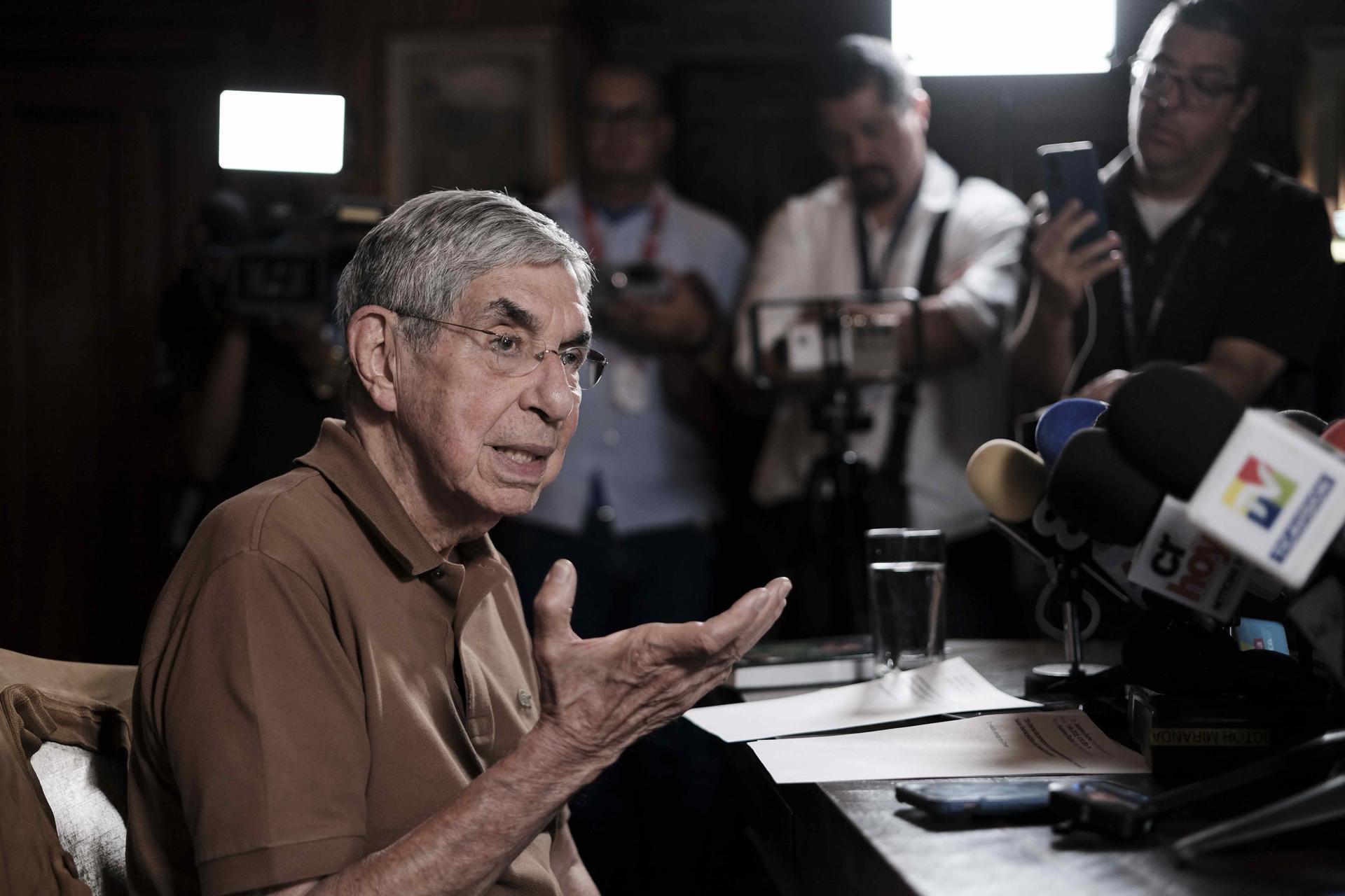 El "narcisismo" del presidente de Estados Unidos, Donald Trump, lo lleva a "tratar mal" a cualquiera que discrepe con él, asegura el exmandatario costarricense y premio Nobel de la Paz Óscar Arias, que denuncia "los exabruptos y lenguaje hostil" del político norteamericano "contra todo aquel que no le elogie". EFE/Jeffrey Arguedas/Archivo
