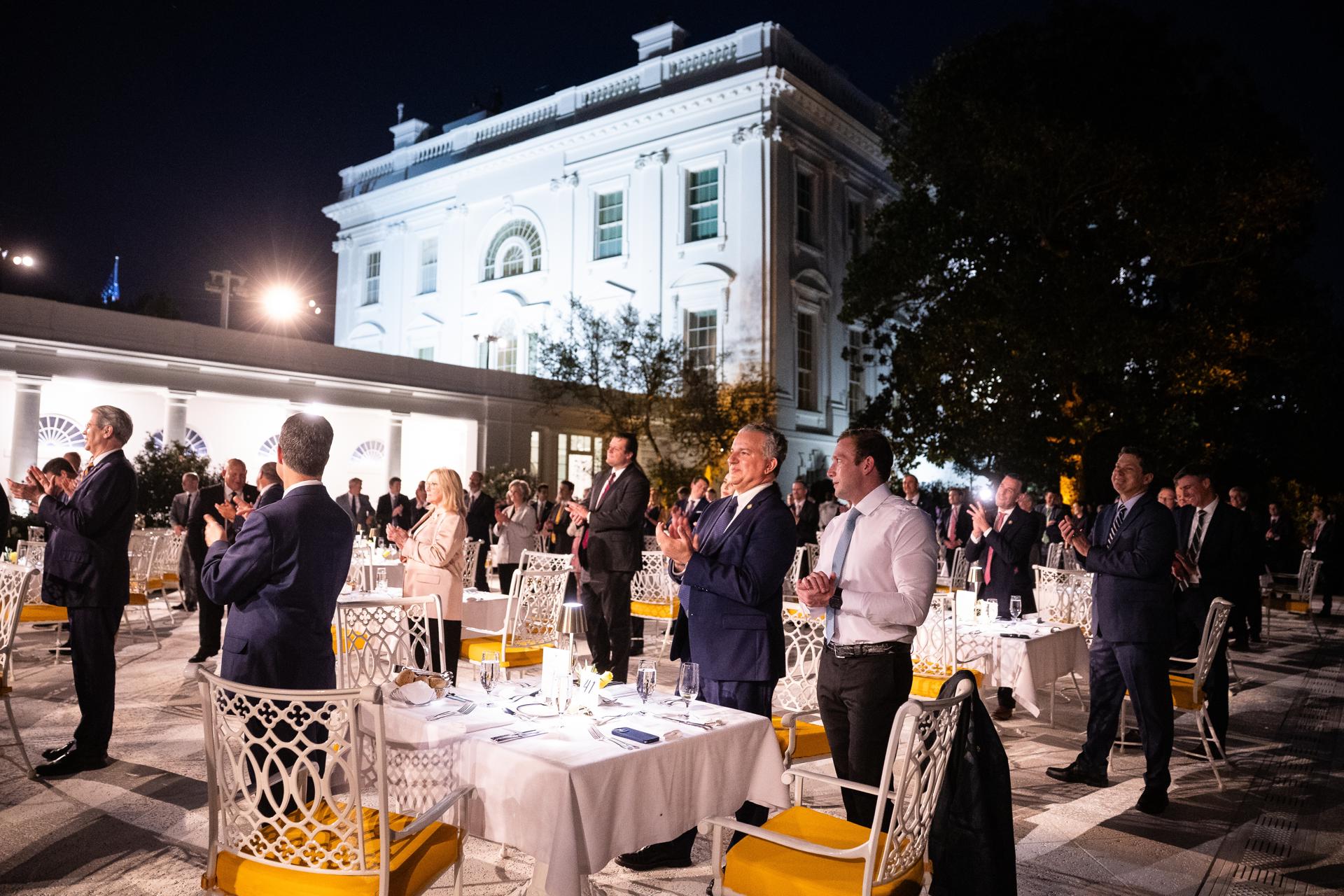 El presidente de Estados Unidos, Donald Trump ofrece una cena para miembros de su administración y del Congreso en el recién renovado Jardín de las Rosas de la Casa Blanca en Washington (EE.UU.). EFE/EPA/FRANCIS CHUNG / / POOL
