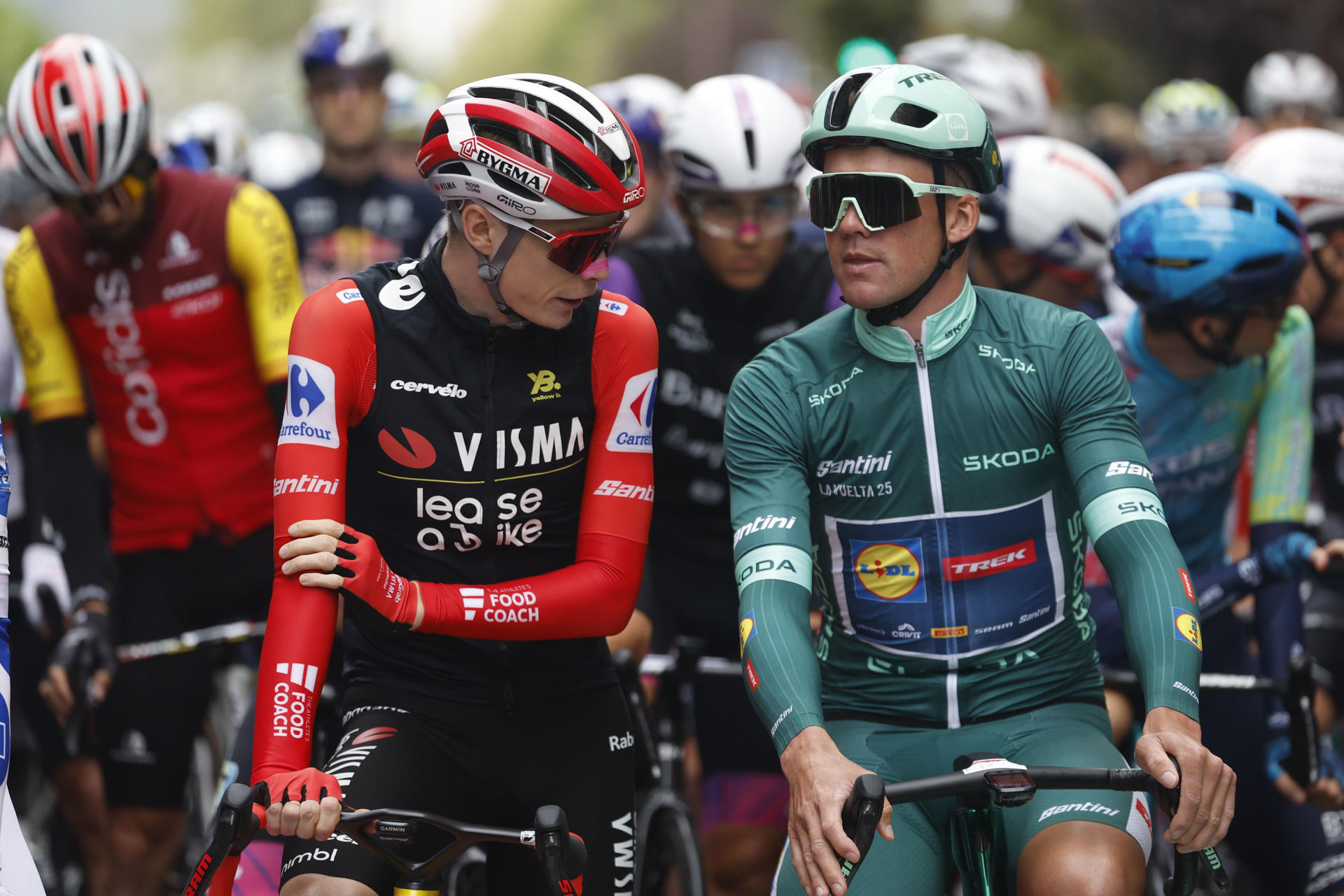 El líder de la general, el ciclista danés Jonas Vingegaard, del equipo Team Visma-Lease a Bik, al inicio de la etapa 17 de la Vuelta Ciclista a España disputada este miércoles entre O Barco de Valdeorras (Ourense) y Alto de El Morredero (EL Bierzo-León), de 143,2km de recorrido. EFE/ Javier Lizon