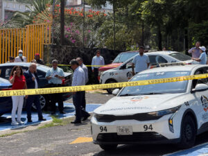 Fotografía del 22 de septiembre de 2025, donde se observa a autoridades resguardando la zona donde fue asesinado un alumno del Colegio de Ciencias y Humanidades Plantel Sur, en Ciudad de México (México). EFE/Mario Guzmán