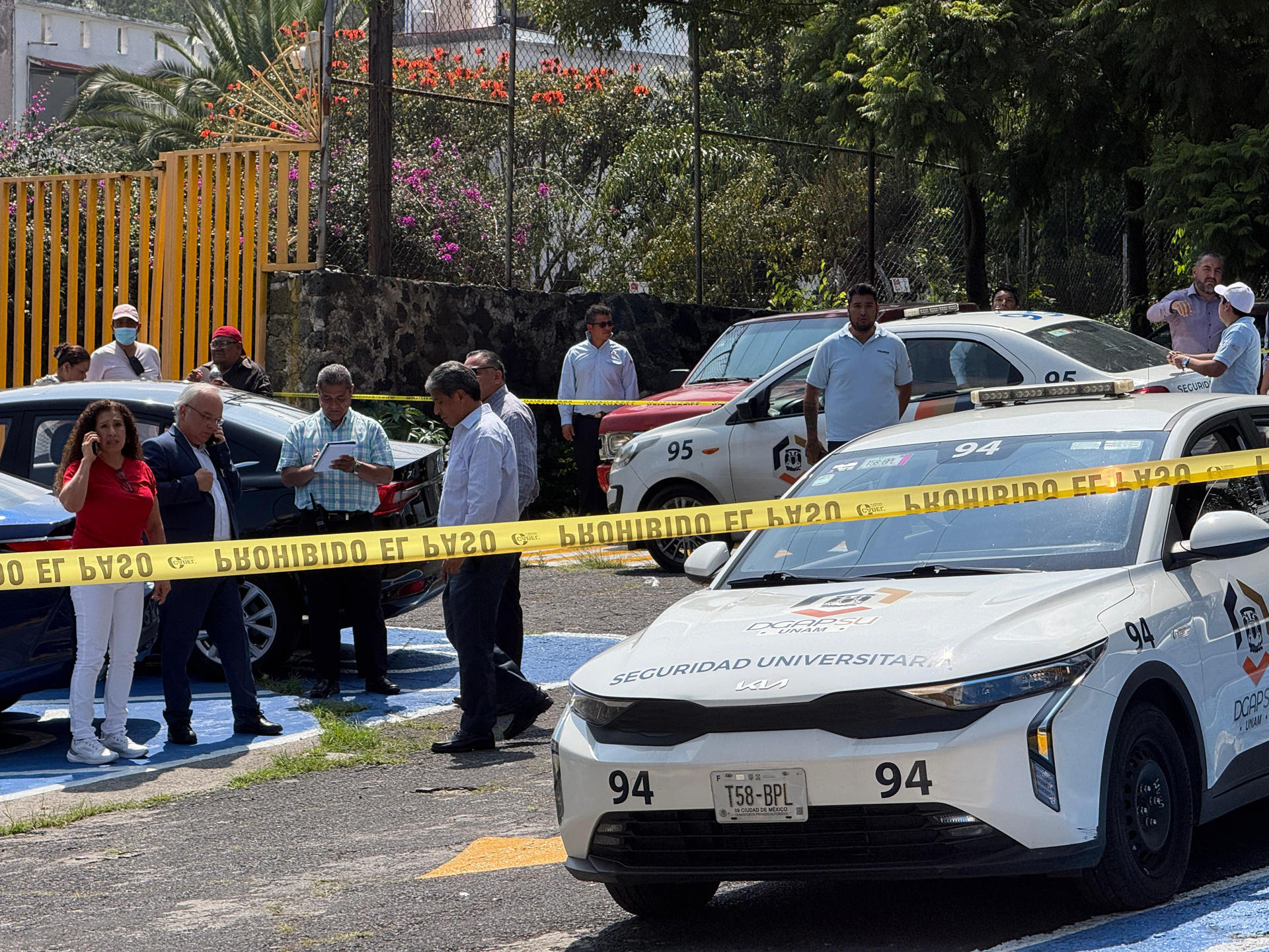 Fotografía del 22 de septiembre de 2025, donde se observa a autoridades resguardando la zona donde fue asesinado un alumno del Colegio de Ciencias y Humanidades Plantel Sur, en Ciudad de México (México). EFE/Mario Guzmán