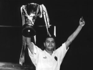 Mohammed Alí Amar, Nayim, levanta el trofeo de campeón de la Recopa de Europa 1994 - 1995  del Real Zaragoza tras vencer al Arsenal ( 2 - 1) en el Parque de los Príncipes de París, el 10 de mayo de 1995. EFE