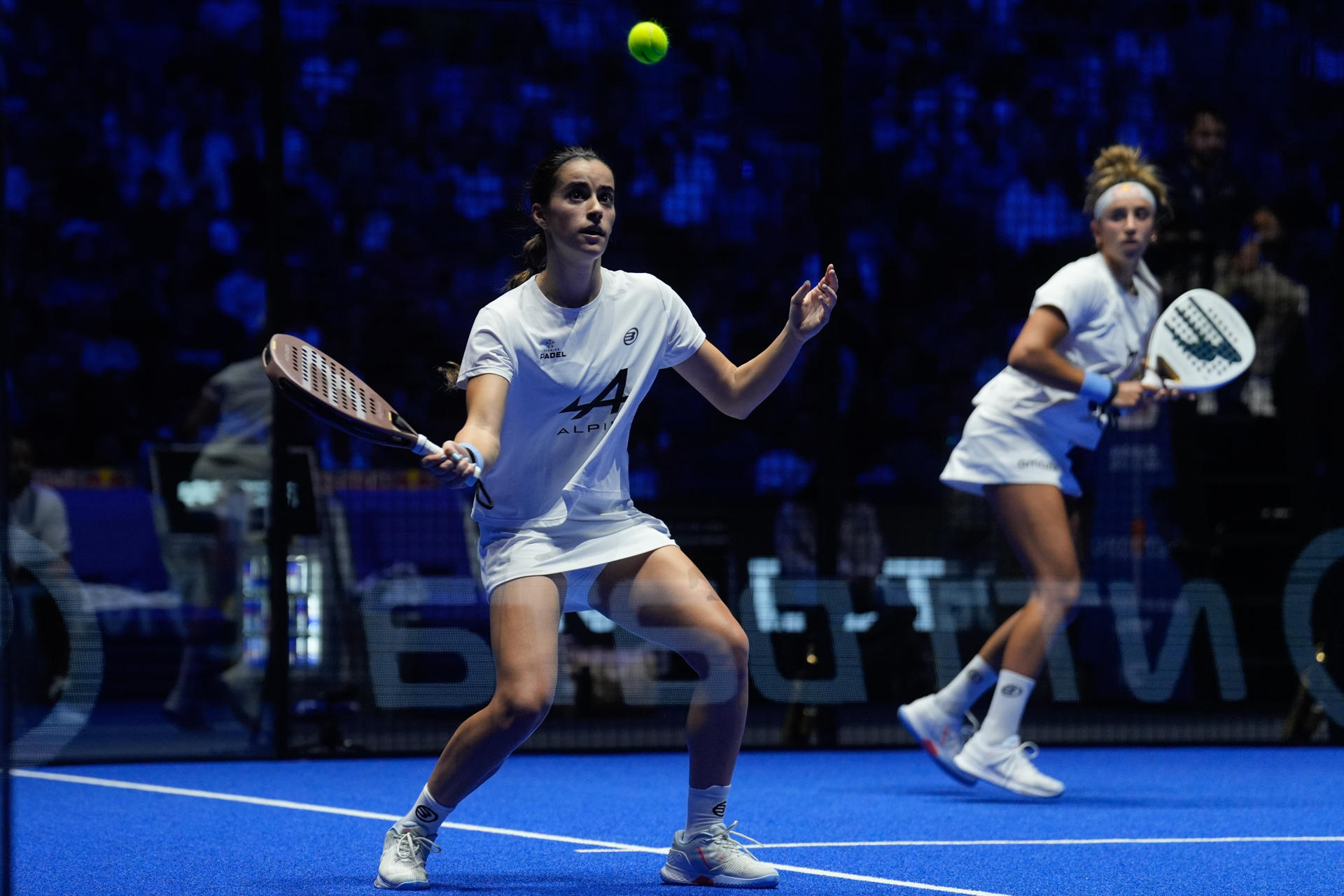 Las jugadoras Claudia Fernández (i) y Bea González, en acción durante la Final femenina del IV torneo internacional Premier Pádel P1 frente a Delfi Brea/Gemma Triay, este domingo en el Movistar Arena de Madrid. EFE/Borja Sanchez-trillo