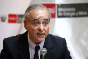 Fotografía de archivo del ministro de Energía y Minas de Perú, Jorge Luis Montero, durante una rueda de prensa, en Lima (Perú). EFE/Paolo Aguilar
