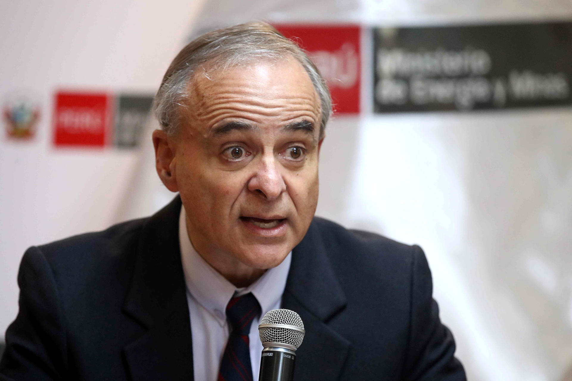 Fotografía de archivo del ministro de Energía y Minas de Perú, Jorge Luis Montero, durante una rueda de prensa, en Lima (Perú). EFE/Paolo Aguilar