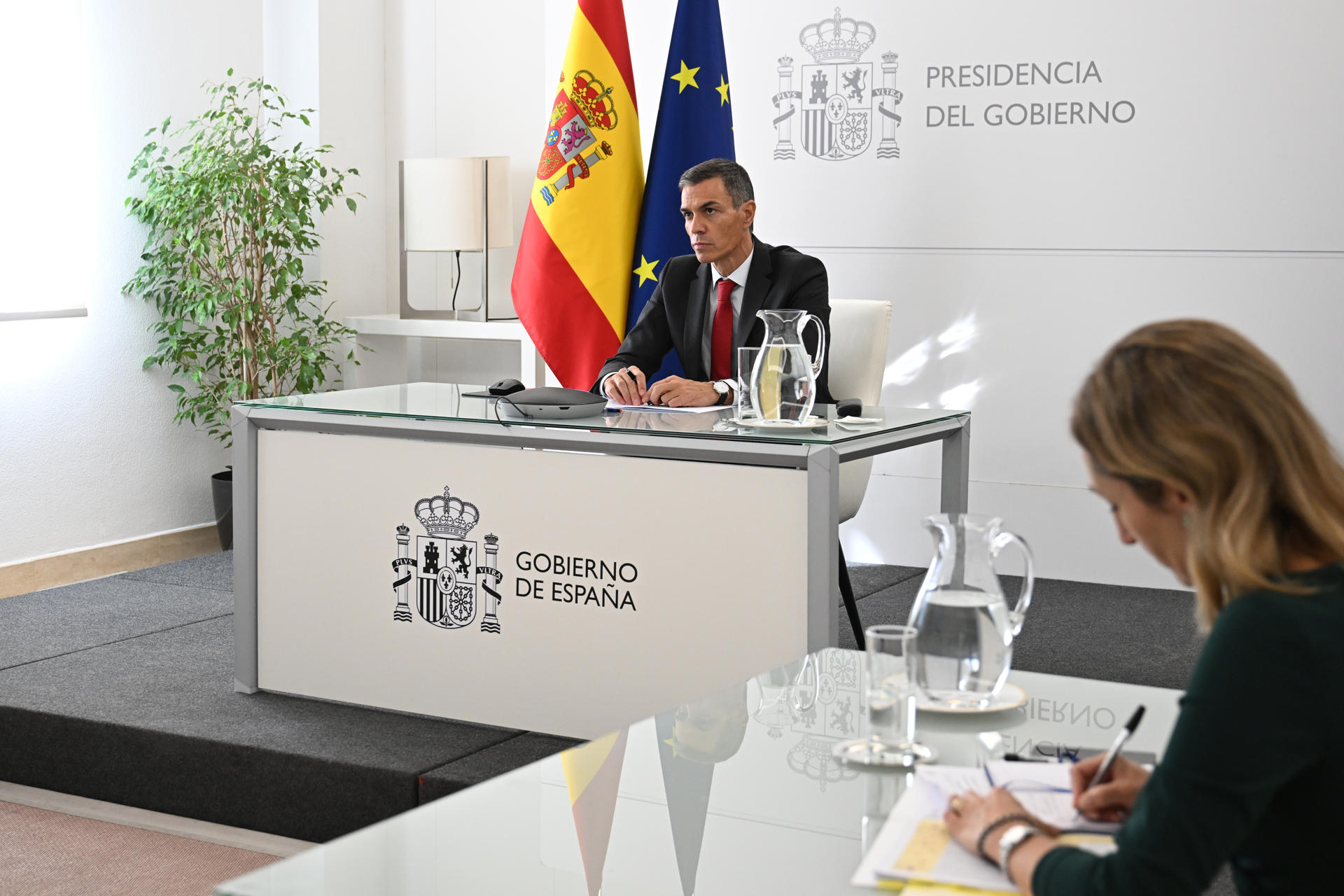 El presidente del Gobierno, Pedro Sánchez, ha intervenido este jueves por videoconferencia en la reunión de la Coalición de Voluntarios celebrada en París (Francia), en la que han participado una veintena de jefes de Gobierno. EFE/ Borja Puig De La Bellacasa / Secretaría de Estado de Comunicación***SOLO USO EDITORIAL/SOLO DISPONIBLE PARA ILUSTRAR LA NOTICIA QUE ACOMPAÑA (CRÉDITO OBLIGATORIO)***
