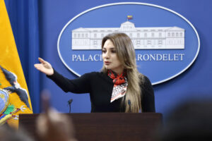 La portavoz del presidente de Ecuador, Carolina Jaramillo, habla durante una rueda de prensa en el Palacio de Gobierno este lunes, en Quito (Ecuador).EFE/ Presidencia De Ecuador /