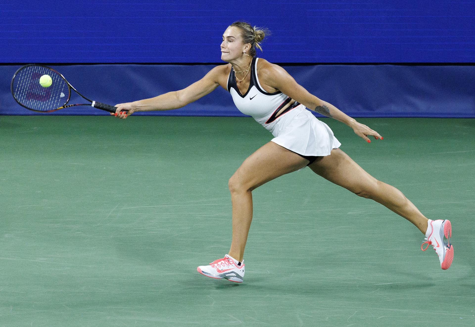 La bielorrusa Aryna Sabalenka en acción contra la española Cristina Bucsa durante la cuarta ronda del Abierto de Tenis de Estados Unidos en el Centro Nacional de Tenis Billie Jean King USTA en Flushing Meadows, Nueva York (EE.UU.). EFE/BRIAN HIRSCHFELD