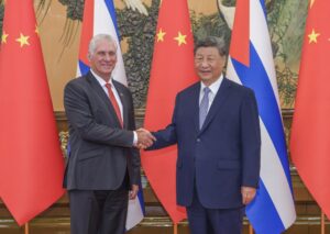 El presidente chino, Xi Jinping (d), estrecha la mano del presidente cubano, Miguel Díaz-Canel, en el Gran Palacio del Pueblo en Pekín, China, el 4 de septiembre de 2025. EFE/EPA/XINHUA / Ding Lin CHINA OUT / UK AND IRELAND OUT / MANDATORY CREDIT EDITORIAL USE ONLY