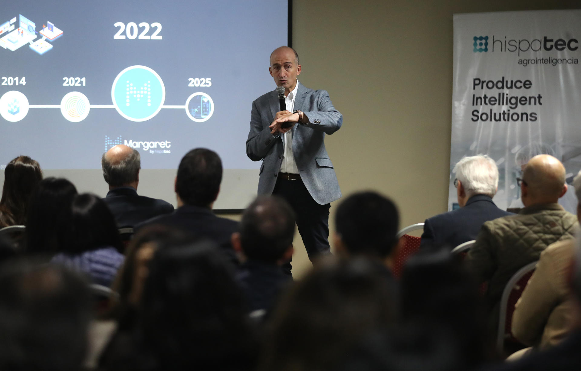 El director ejecutivo de la empresa española Hispatec, José Luis Molina (c), fue captado este miércoles, 17 de septiembre, durante la presentación de la primera plataforma de inteligencia artificial (IA) desarrollada para la producción agrícola de frutas y hortalizas, en Lima (Perú). EFE/Paolo Aguilar
