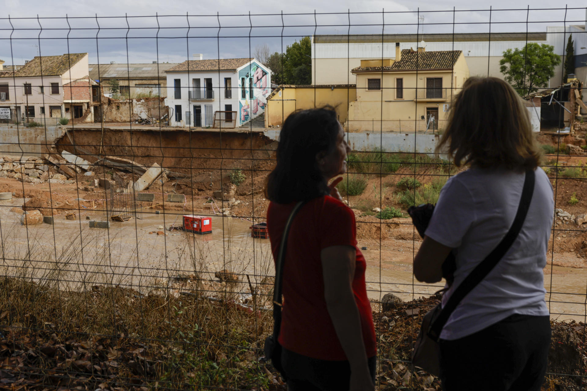 Dos residentes observan el barranco del Poyo en la localidad de Picanya, este martes. EFE/ Kai Forsterling