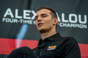 AME2947. MILWAUKEE (ESTADOS UNIDOS), 23/08/2025.- El piloto español de Indycar, Àlex Palou, del equipo Chip Ganassi, habla durante una entrevista con EFE este viernes, en Milwaukee (EE.UU.). Cuando el español Álex Palou llegó a la IndyCar en 2020 vivía como un sueño la idea de ganar un campeonato. Cinco años después, luce cuatro coronas en su palmarés, una 500 Millas de Indianápolis y la semana pasada celebró su tercer título consecutivo. EFE/ Kenneth Fernandez