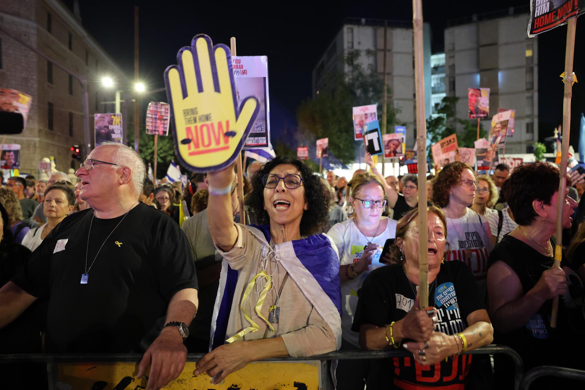 Una protesta multitudinaria cerca de la residencia de Benjamin Netanyahu pide la liberación de los rehenes EFE/EPA/ABIR SULTAN