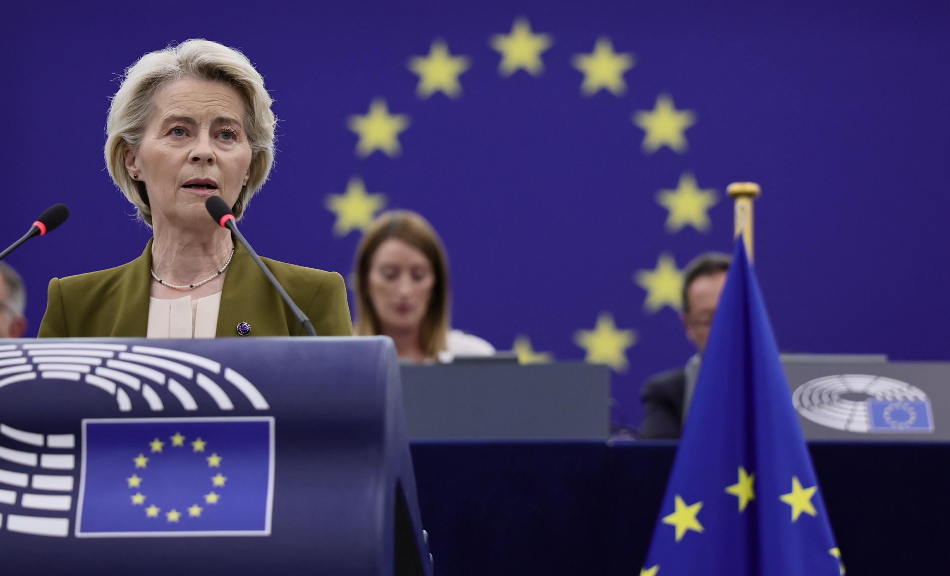La presidenta de la Comisión Europea, Ursula von der Leyen, en el Parlamento Europeo. EFE/EPA/RONALD WITTEK