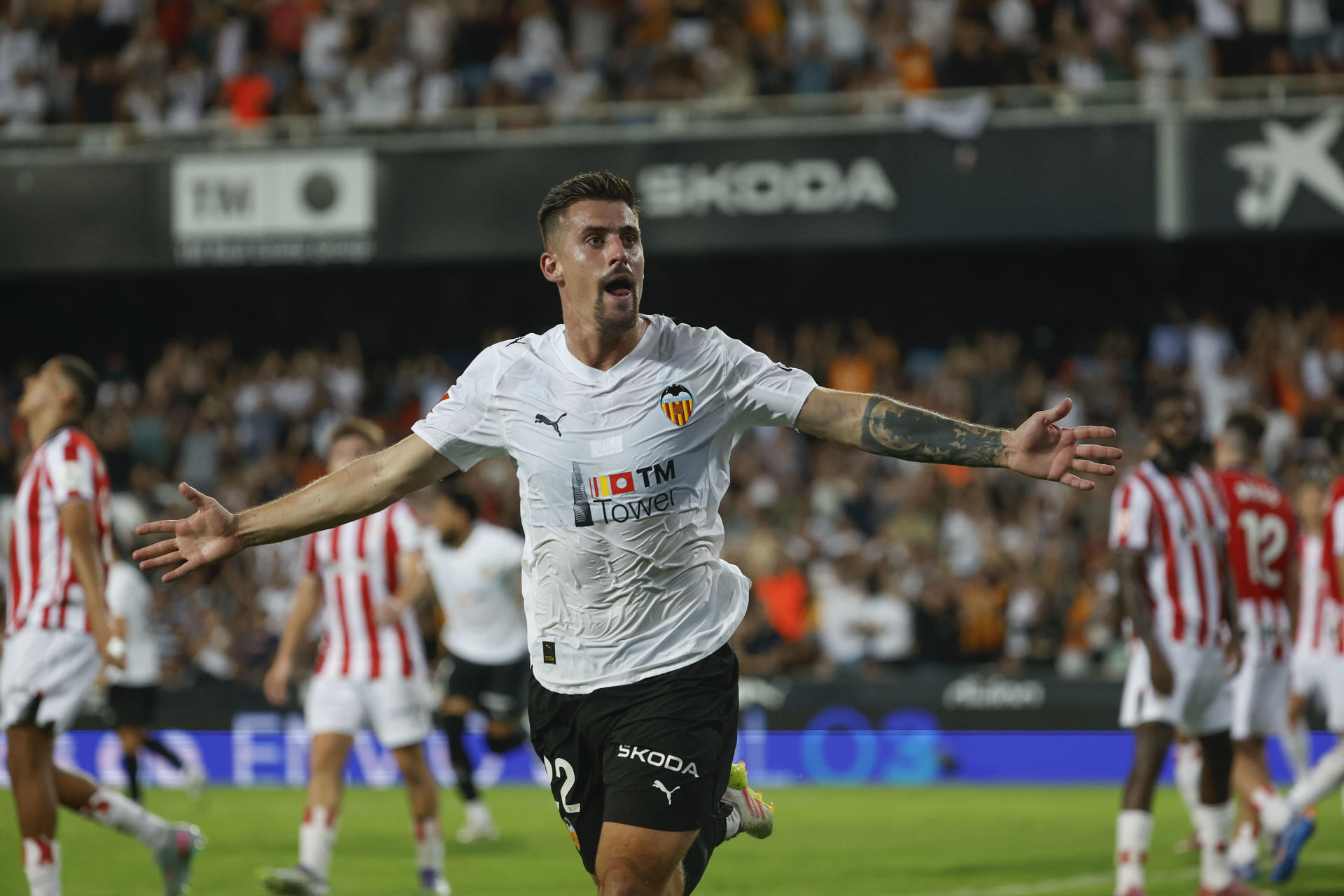 El centrocampista galo del Valencia Baptiste Santamaría celebra su gol durante el partido de la quinta jornada de LaLiga que Valencia CF y Athletic de Bilbao disputaron en el estadio de Mestalla. EFE/Ana Escobar