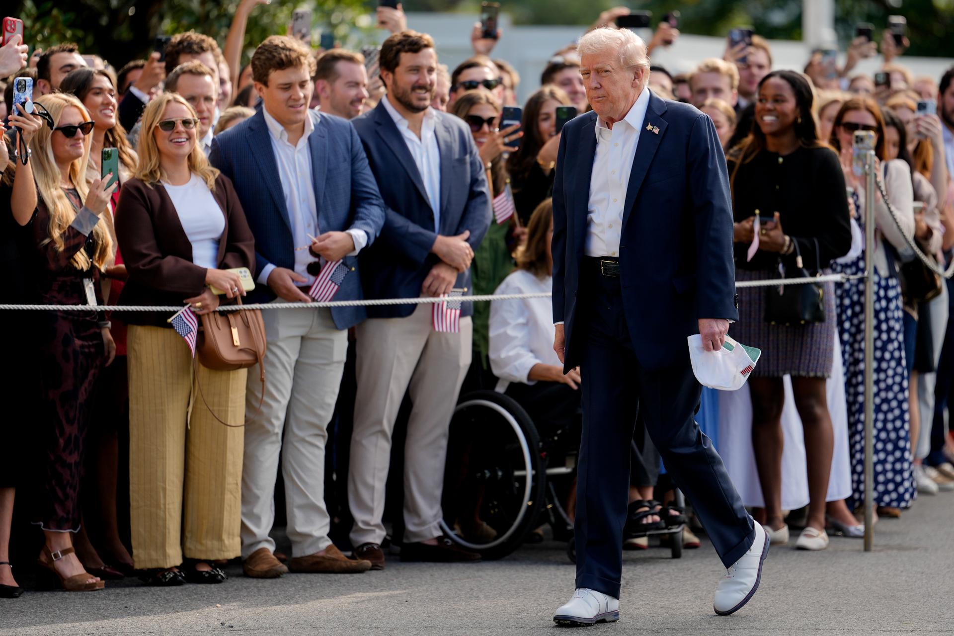 El presidente de Estados Unidos, Donald Trump, camina por el jardín sur de la Casa Blanca antes de abordar el Marine One en Washington, DC, EE. UU., el 26 de septiembre de 2025. EFE/KENT NISHIMURA / POOL
