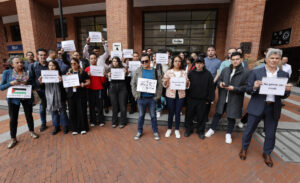 Periodistas de varios medios internacionales realizan un plantón frente a las instalaciones de la Agencia EFE este lunes, en Bogotá (Colombia). EFE/ Mauricio Dueñas Castañeda