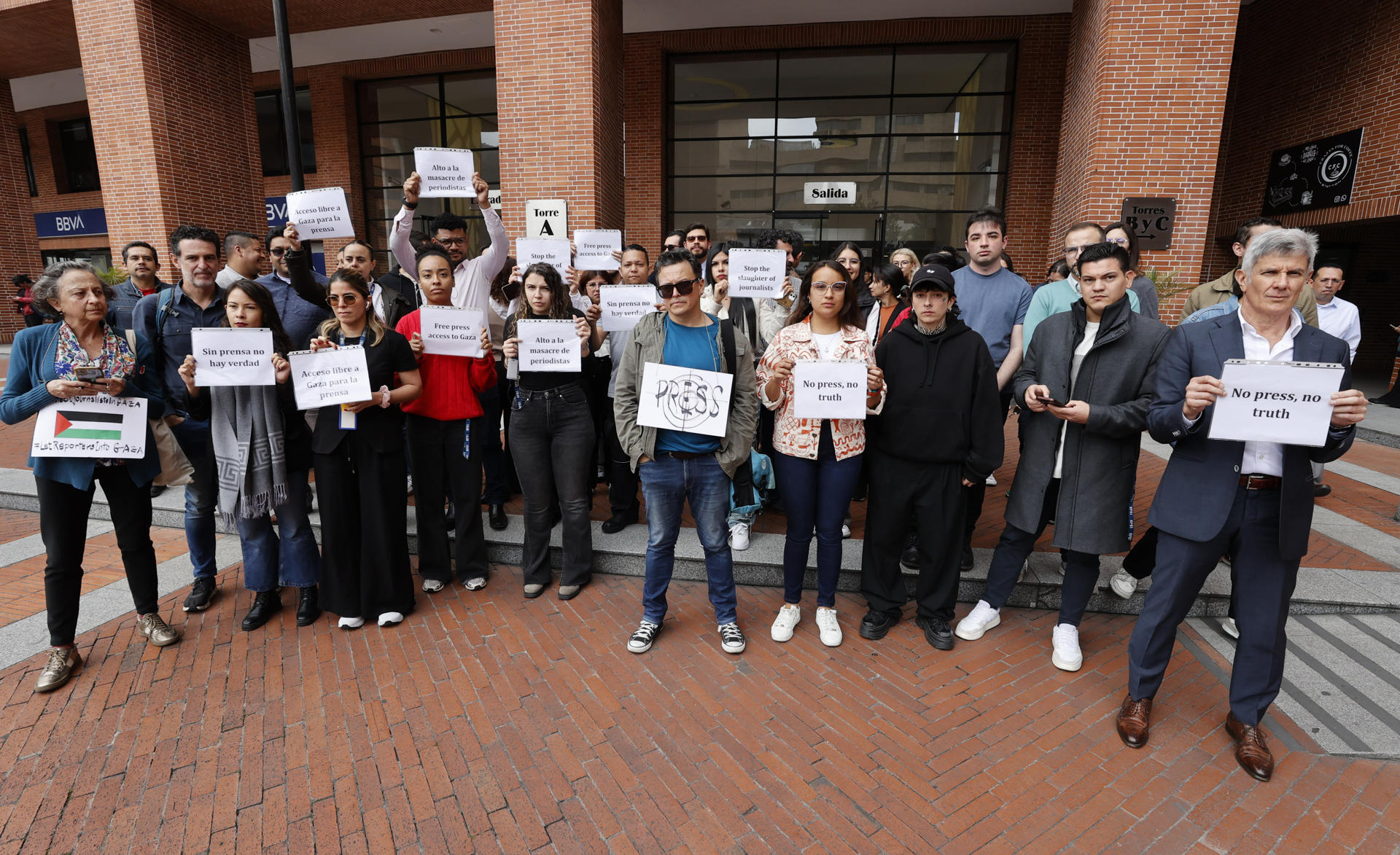 Periodistas de varios medios internacionales realizan un plantón frente a las instalaciones de la Agencia EFE este lunes, en Bogotá (Colombia). EFE/ Mauricio Dueñas Castañeda