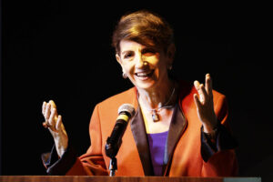 La embajadora de España en Costa Rica, Eva Martínez, habla durante la presentación del libro "30 años y contando del Centro Cultural de España (CCE)", escrito por el costarricense Alexander Jiménez, este miércoles, en el Centro Cultural de España (CCE) en San José (Costa Rica). EFE/ Jeffrey Arguedas