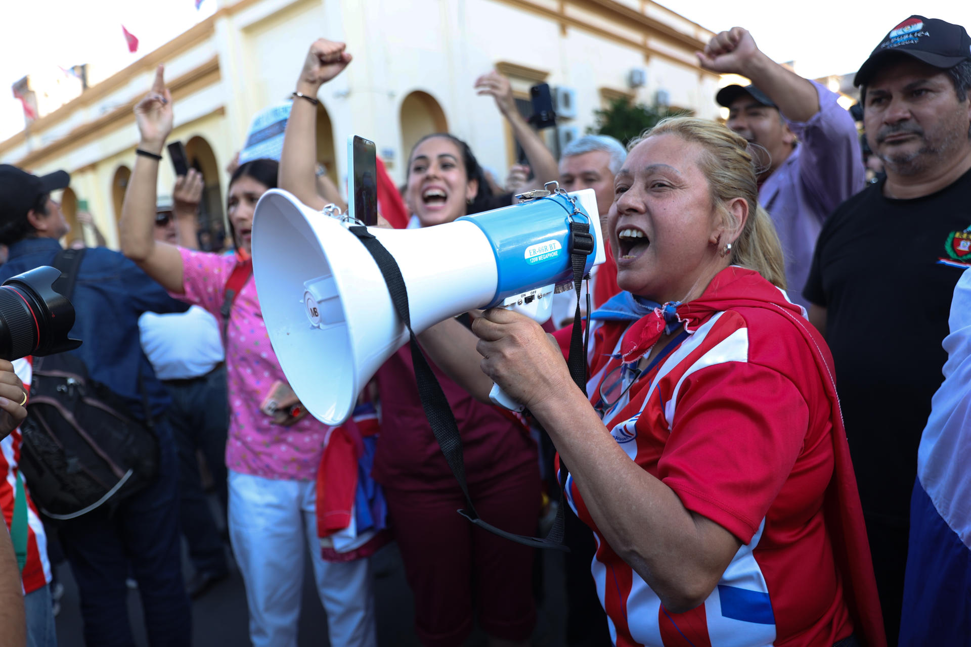 Personas gritan arengas durante una manifestación este domingo, en Asunción (Paraguay). EFE/ Juan Pablo Pino