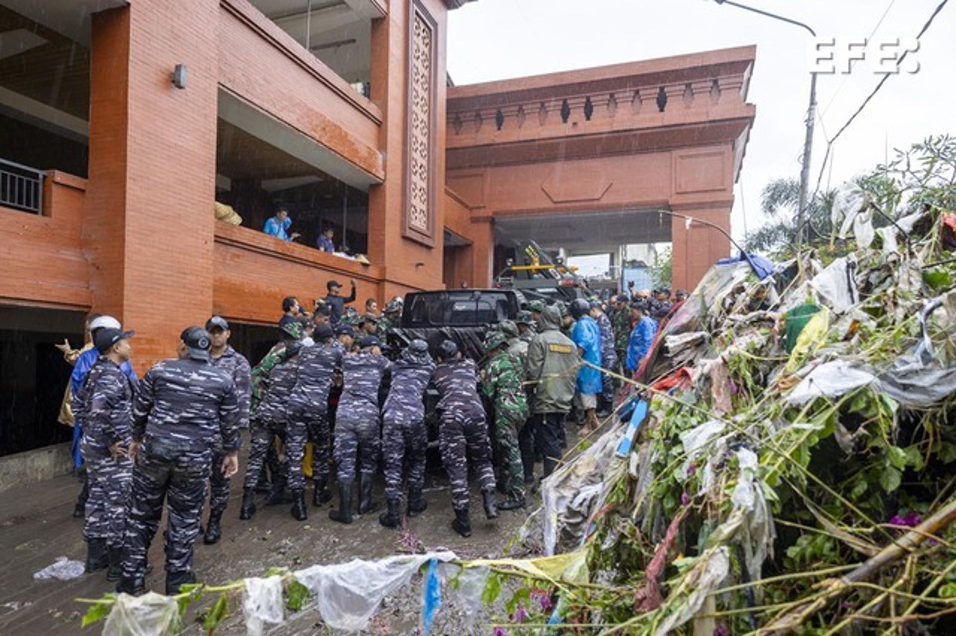 DENPASAR (Indonesia), 10/09/2025.- People and military personnel clean up a street after a flood in Denpasar, Bali, Indonesia, 10 September 2025. The region has experienced flooding due to days of heavy rain. (Inundaciones) EFE/EPA/MADE NAGI