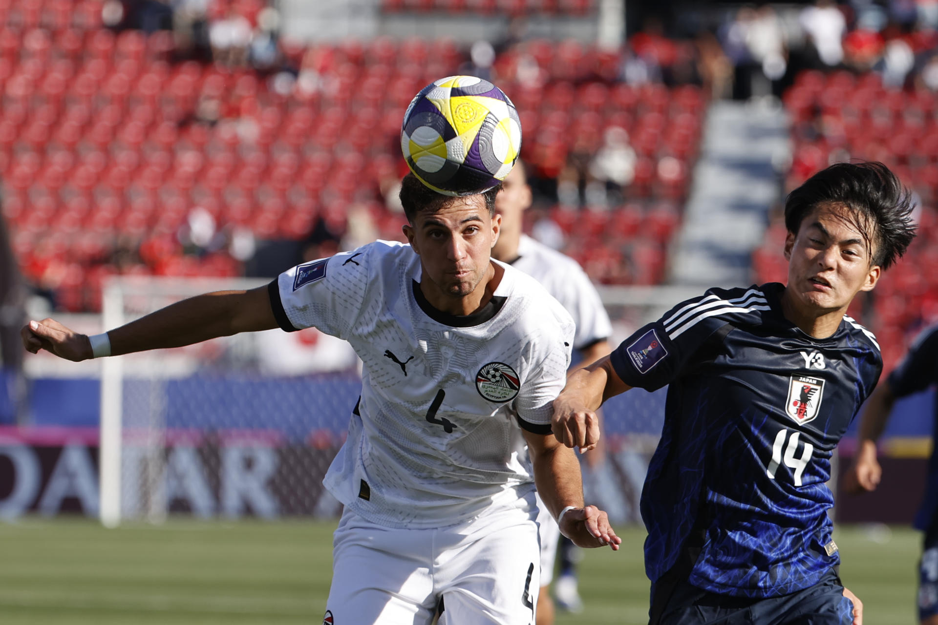 Ahmed Abdin (i), de Egipto, disputa el balón con el japonés Shunsuke Saito en partido del Mundial Sub-20 en el estadio Nacional en Santiago (Chile). EFE/Elvis González
