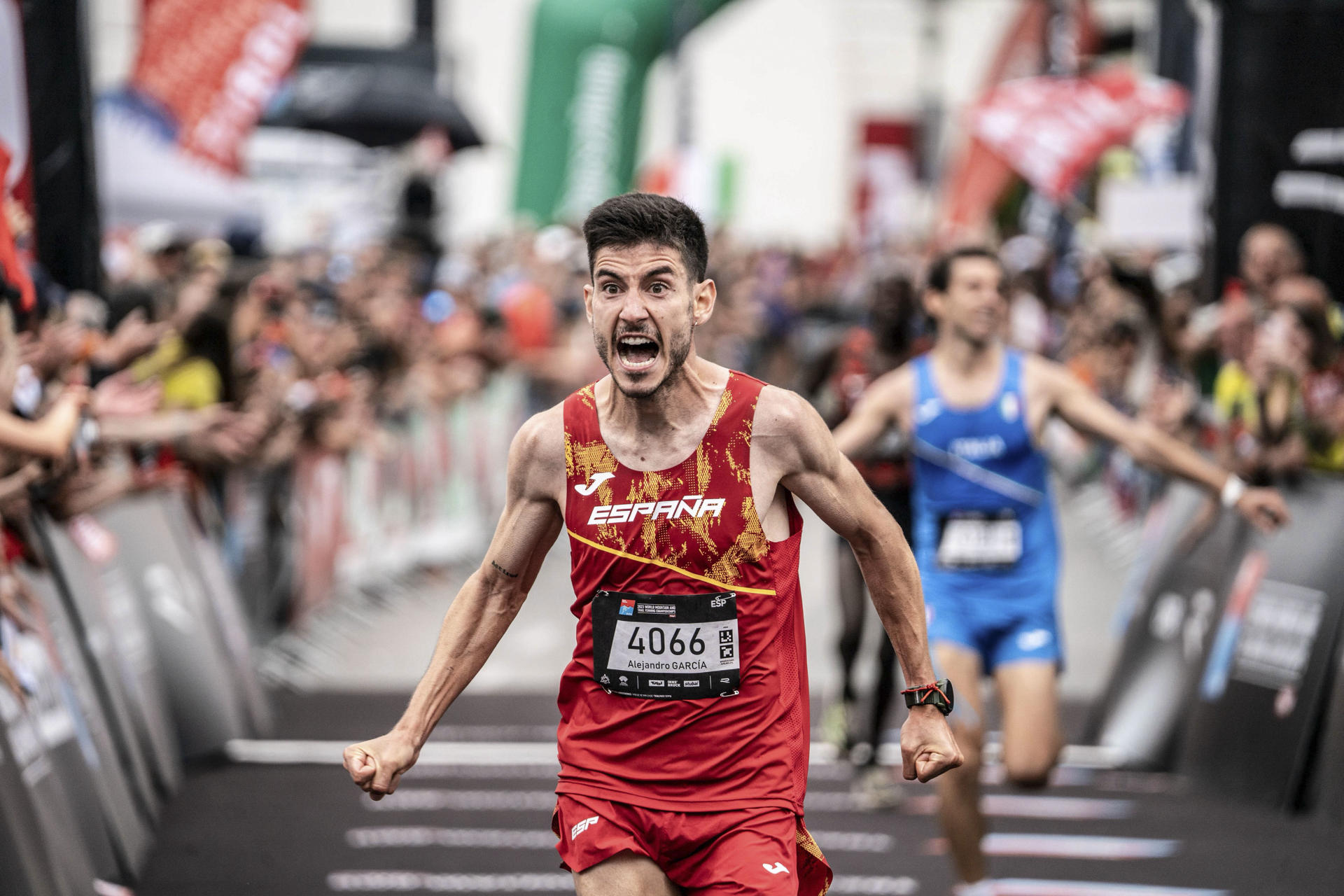 - El alicantino Álex García Carrillo (Redován, 33 años) se estrenará este jueves en el Mundial de Montaña y Trail Running Canfranc Pirineos en la prueba de Subida Vertical, donde el español, a pesar de los grandes especialistas africanos, espera tener "un día para soñar". "Mañana haré mi debut en un Mundial en Uphill Subida vertical, y doblaré en la Classic el domingo. Llego en un buen estado de forma, he entrenado bastante para este mundial que tanta ilusión me hace hacía al ser en casa", comenta a EFE el atleta de la Vega Baja.-EFE/Josemi Muñoz