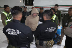 Fotografía cedida por la Secretaría de Seguridad y Protección Ciudadana (SSPC), que muestra a integrantes de la Agencia de Investigación Criminal leyendo sus derechos al presunto delincuente Hermán Bermúdez Requena (c) este jueves, en el aeropuerto de Toluca (México). EFE/ Secretaria de Seguridad y Protección Ciudadana /SOLO USO EDITORIAL/ NO VENTAS/ SOLO DISPONIBLE PARA ILUSTRAR LA NOTICIA QUE ACOMPAÑA (CRÉDITO OBLIGATORIO)