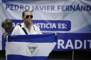 Un hombre sostiene una bandera de Nicaragua en un plantón este 30 de septiembre de 2025, frente a los tribunales de justicia en San José (Costa Rica). EFE/ Jeffrey Arguedas