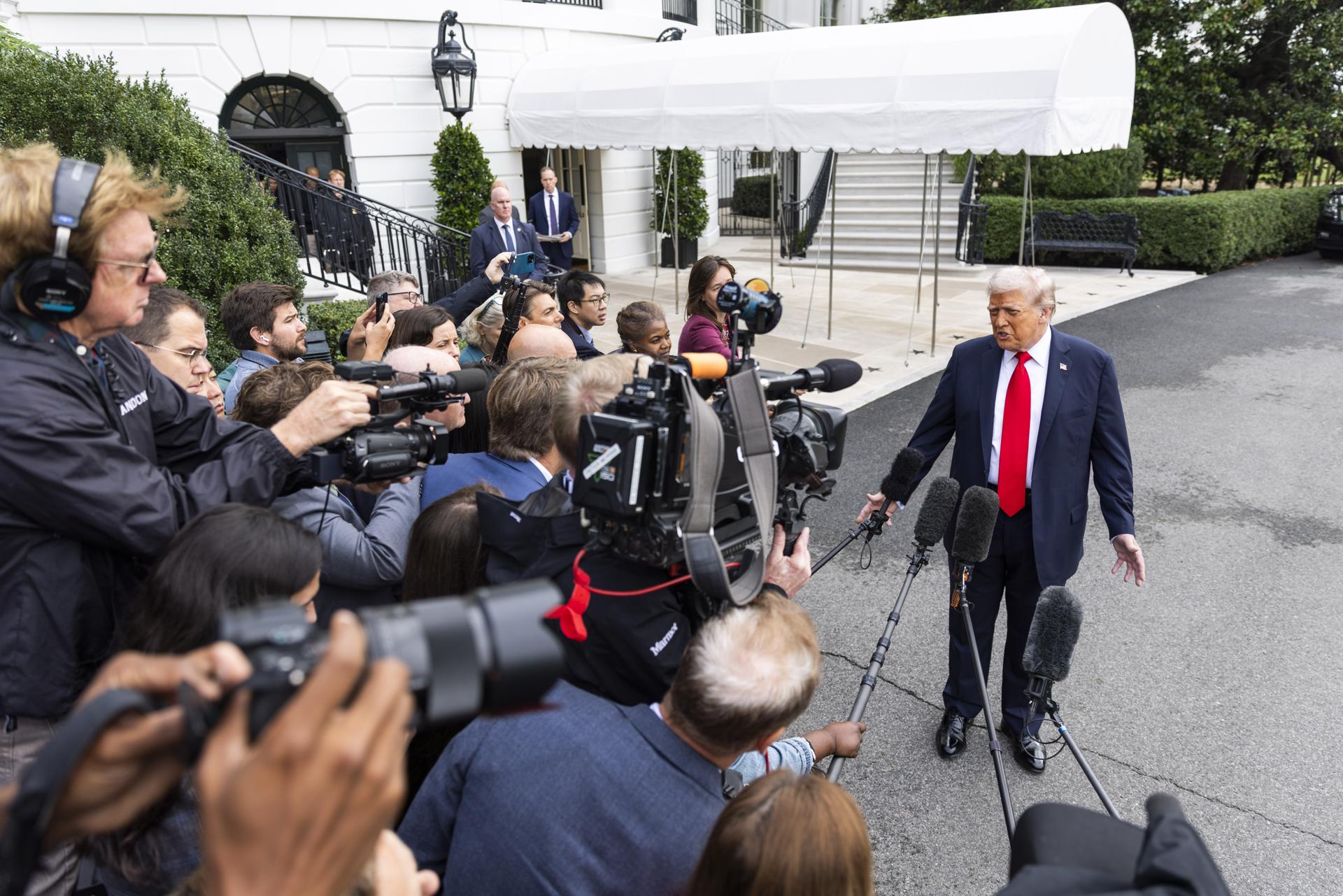 El presidente de Estados Unidos, Donald Trump, habla con periodistas en la Casa Blanca, en Washington, DC, EE.UU., el 16 de septiembre de 2025. EFE/JIM LO SCALZO
