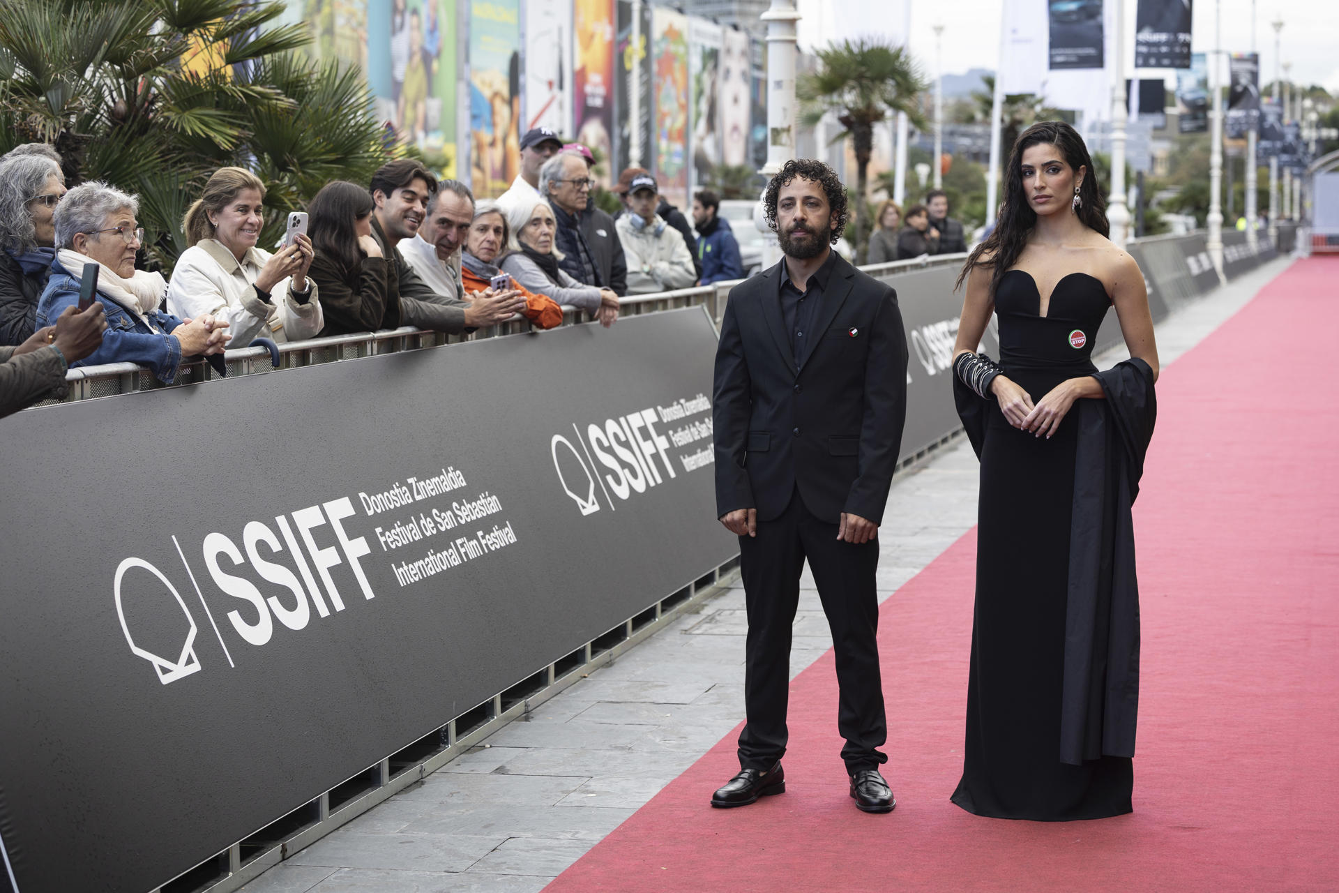 El director y la actriz palestinos Motaz Malhees y Saja Kilani, respectivamente, posan en la alfombra roja del 73 Festival Internacional de Cine de San Sebastián, donde han presentado su película "La voz de Hind" en la sección Perlas del certamen. EFE/ Javier Etxezarreta