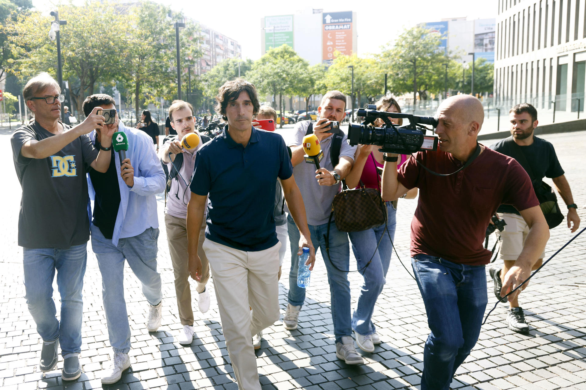 El hijo del exvicepresidente del Comité Técnico de Árbitros (CTA) José María Enríquez Negreira, Javier Enríquez, a su salida de la Ciudad de la Justicia de Barcelona donde ha declarado como investigado ante la jueza del caso Negreira, que pretende aclarar el motivo de los más de 7 millones de euros que el exvicepresidente del Comité Técnico de Árbitros (CTA) recibió del FC Barcelona entre 2001 y 2018, en una jornada en la que también ha tomado declaración como investigados a los expresidentes del Barça Sandro Rosell y Josep Maria Bartomeu. EFE/Quique García
