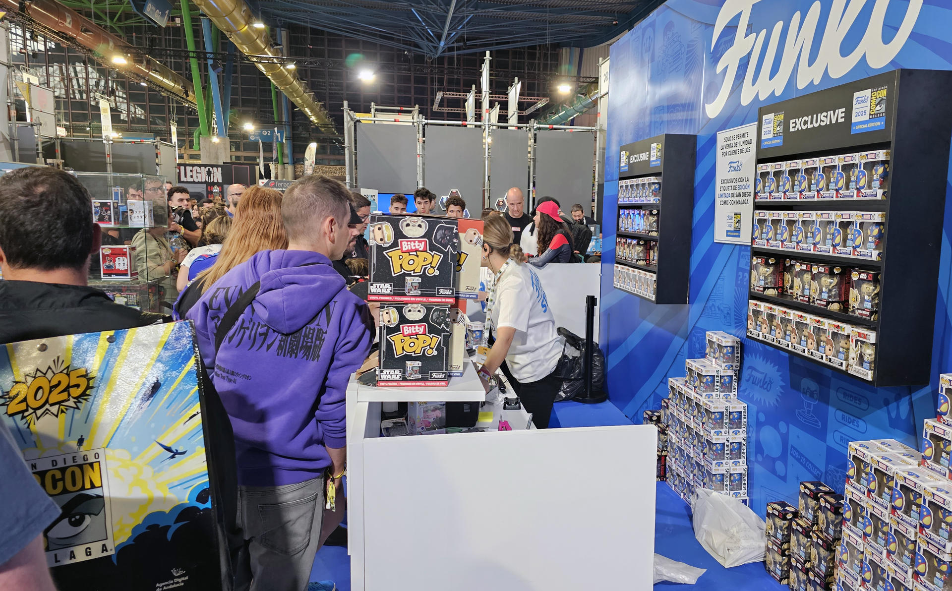 El estand de Funko con largas colas que dan la vuelta a media zona expositora se repite este viernes en la segunda jornada de la San Diego Comic-Con Málaga. El 'fenómeno Funko' ha vuelto a desatar la locura con cientos de personas que corrían desde la apertura de puertas para ponerse en cola e intentar hacerse con una de las 150 figuras exclusivas que se ponen a la venta cada día. EFE/Enrique Bermudez
