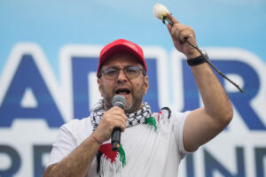 Fotografía de archivo fechada el 25 de junio de 2025 del canciller de Venezuela, Yván Gil Pinto, hablando durante una manifestación en Caracas (Venezuela). EFE/ Miguel Gutiérrez